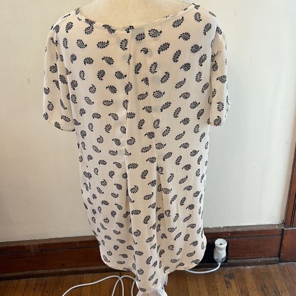 Premise Studio cream paisley short sleeve blouse Size M EUC - Picture 5 of 10